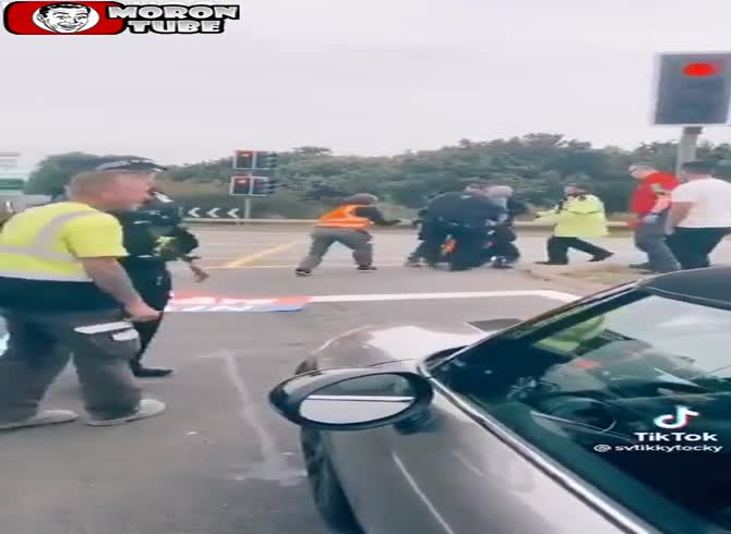 Video :British police stop drivers from removing obstructions off the road